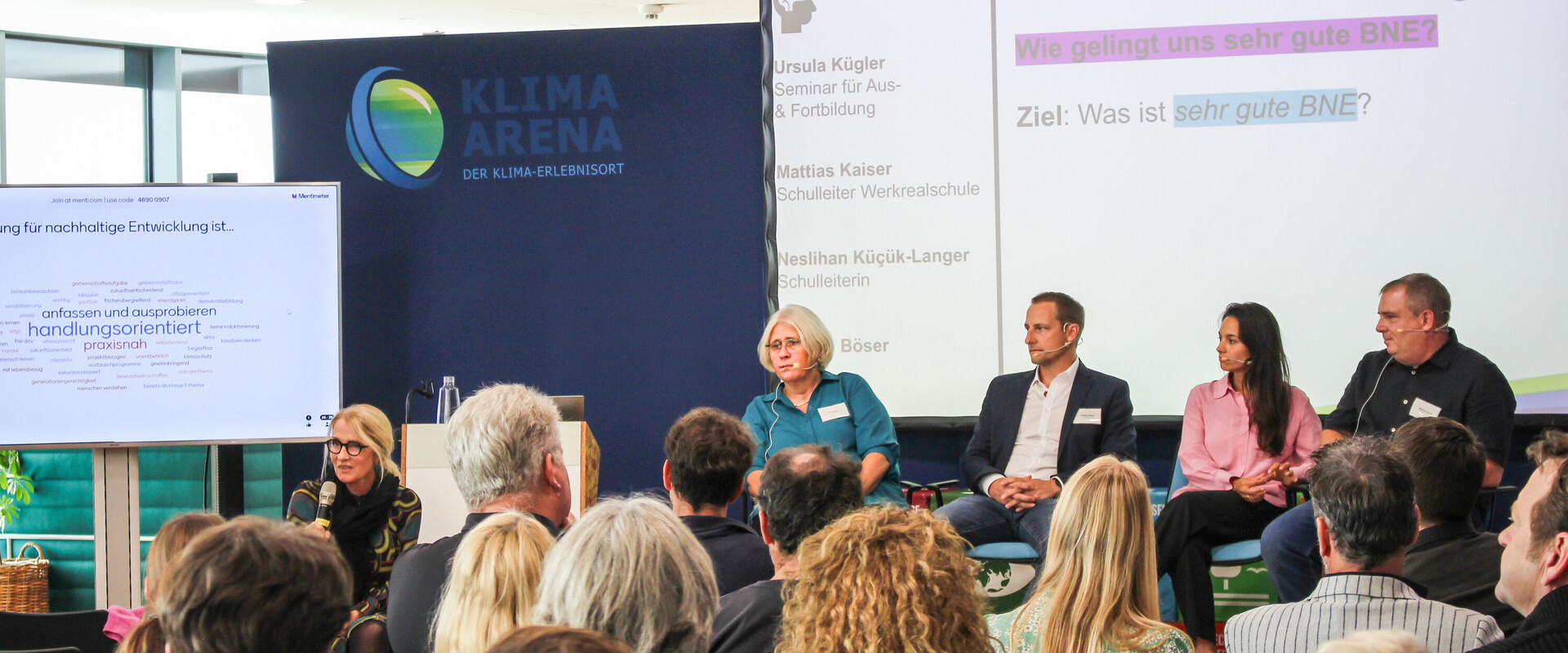 Lehrkr&auml;fte aus Partnerschulen bei Podiumsdisskussion.