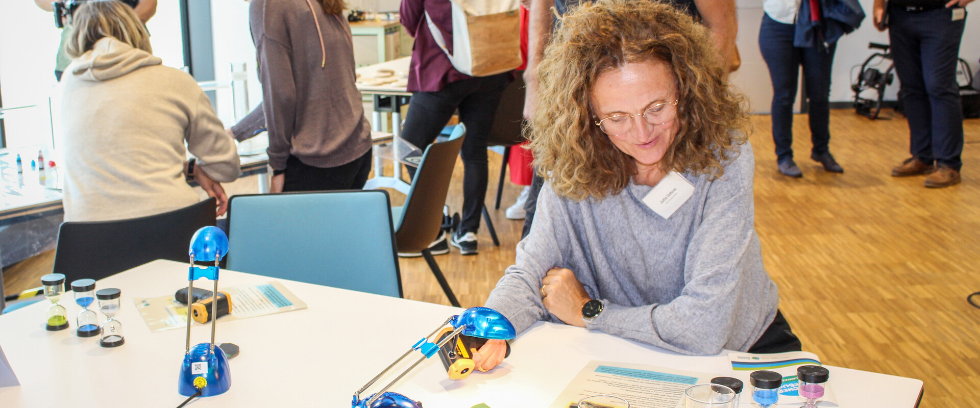 Lehrerin bei Durchf&uuml;hrung eines Experiments aus dem Workshop Zirkeltraining Klimawandel.