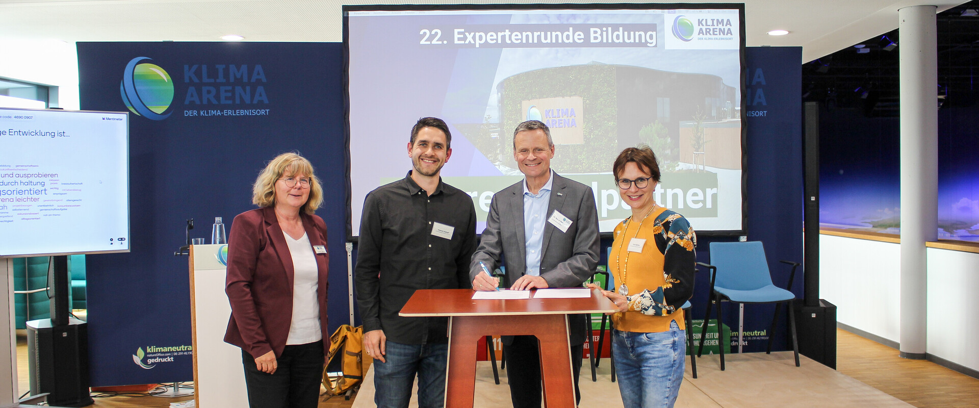 Der Vorstand der Klimastiftung f&uuml;r B&uuml;rger und eine Partnerschule bei Unterzeichnung der Kooperationsvereinbarung.